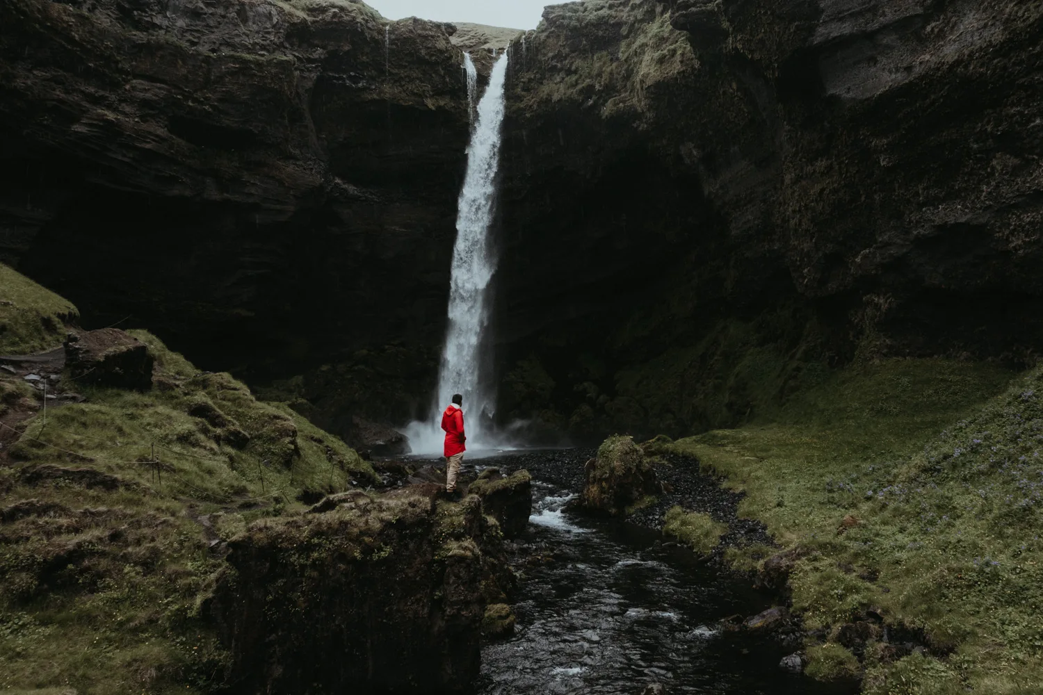 Bringing guests to your Iceland elopement.